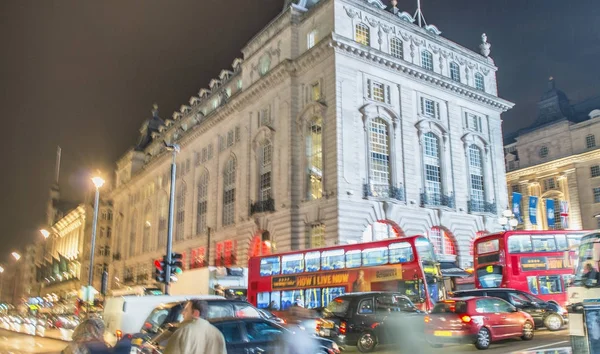 LONDRES - OCTUBRE 2013: Los turistas caminan en Piccadilly Circus, largo —  Fotos de Stock