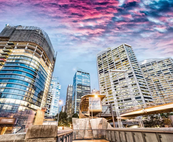 Moderna byggnader av Darling Harbour, Sydney. Natt-horisonten — Stockfoto
