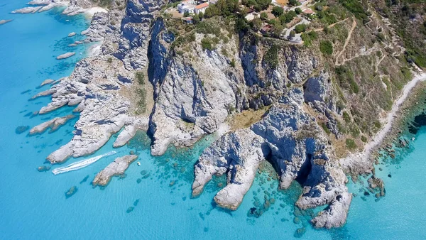 海の上の美しい岩の頭上空撮 — ストック写真