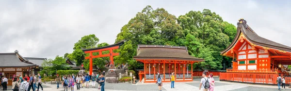 Kjóto, Japonsko - 30 května, 2016: Turisté na Fushimi Inari Shrine in — Stock fotografie