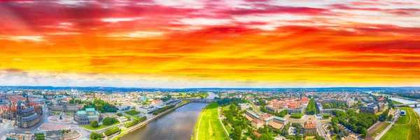 Панорамний вид з Дрездена в сутінках, Німеччина — стокове фото