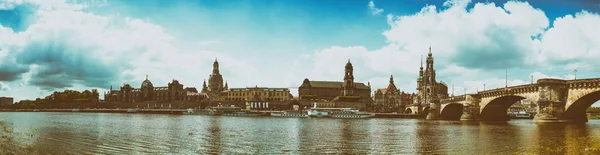 Dresden, ALEMANHA - JULHO 2016: Vista panorâmica das ruas da cidade. Doutor... — Fotografia de Stock