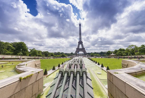 Gyönyörű kilátás a Tour Eiffel egy nyári nap — Stock Fotó