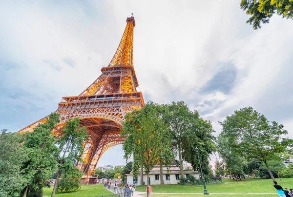 Paris - Juli 2014: Illumination des Eiffelturms. Paris zieht 40 Menschen an — Stockfoto