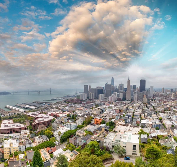 Hermoso horizonte de San Francisco al atardecer —  Fotos de Stock