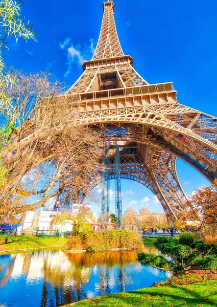 Upward view of Eiffel Tower on a beautiful sunny winter day - Pa — Stock Photo, Image