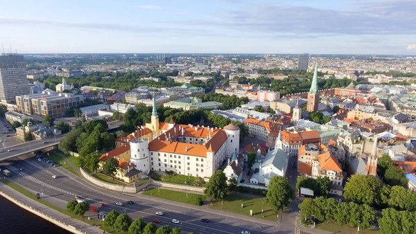 Vista aérea de Riga ao pôr-do-sol de verão, Letónia — Fotografia de Stock