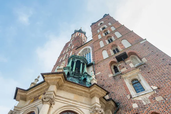 Krakow St. Mary's Church vidvinkel Gatuvy, Polen — Stockfoto