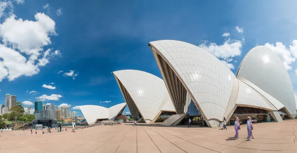 SYDNEY - OUTUBRO 2015: Sydney Opera House. Sydney atrai 30 mi — Fotografia de Stock