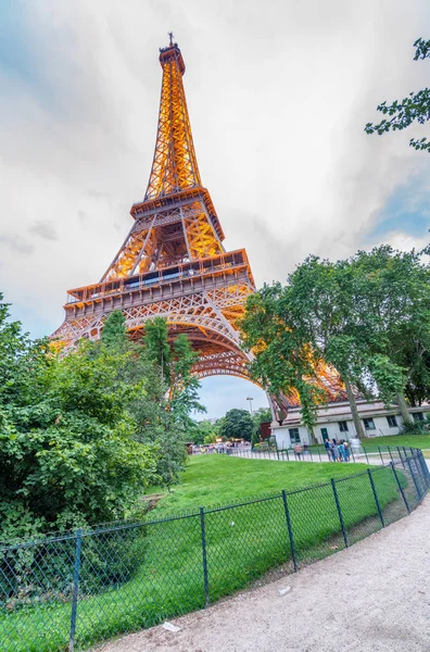 Paris - Juli 2014: Illumination des Eiffelturms. Paris zieht 40 Menschen an — Stockfoto