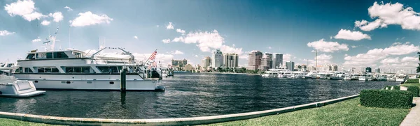 Panoramablick auf den westlichen Palmenstrand - Florida — Stockfoto