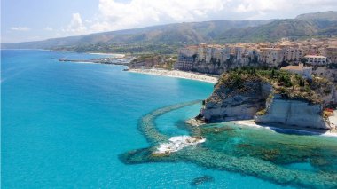 Havadan görünümü Tropea kıyı şeridi, Calabria, İtalya