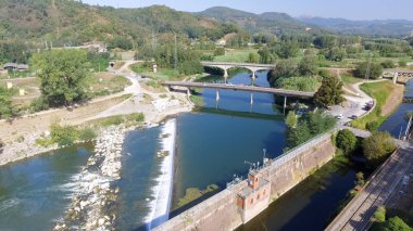 Nehir boyunca köprülerin güzel hava manzarası