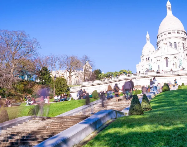 PARIS, FRANCE - DECEMBER 2012: Tourists visit Sacred Heart Cathe — Stock Photo, Image