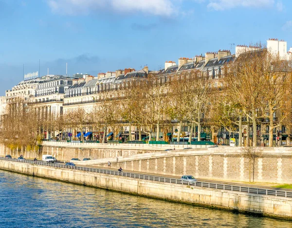 Будівлі вздовж річки Сени у Парижі - Франція — стокове фото