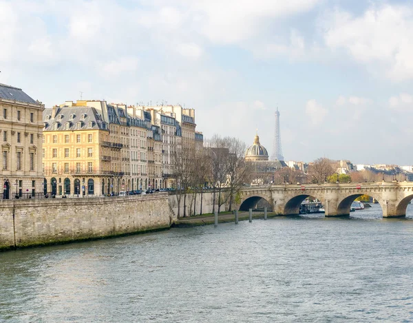 Río Sena y horizonte de la ciudad - París, Francia — Foto de Stock