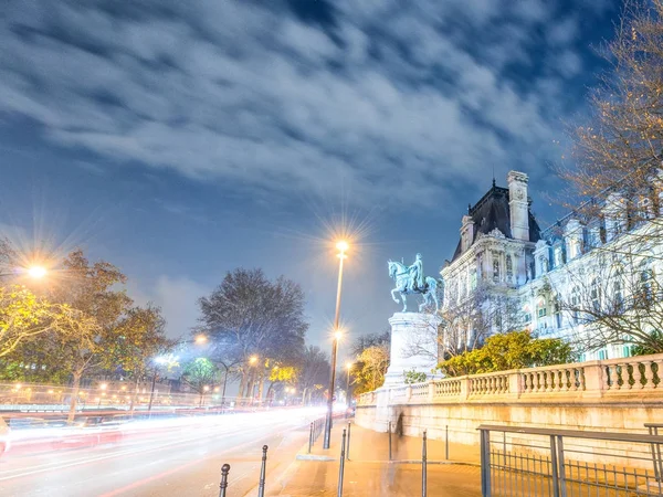 巴黎夜晚城市街道上的交通灯 — 图库照片