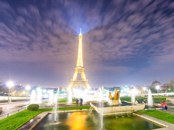 PARIS, FRANCE - DECEMBER 2012: Lights of Eiffel Tower from Troca — Stock Photo, Image