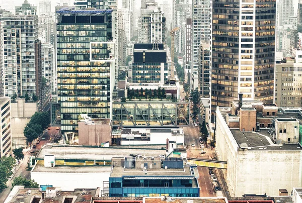 Vancouver, Kanada - 10 augusti 2017: Byggnad lampor av Downtown — Stockfoto
