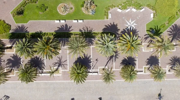 Blick nach unten auf die Stadtpromenade — Stockfoto