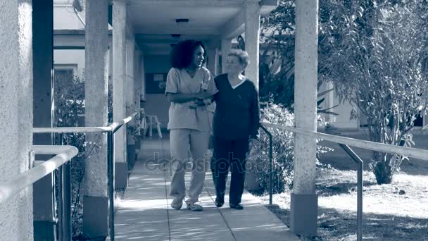 Donna Anziana Che Cammina Nel Giardino Dell Ospedale Giovane Infermiera — Video Stock