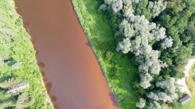 Güzel nehir geçiş dağ manzarası, havadan görünümü