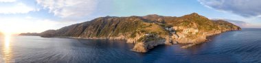 Gün batımında, beş topraklar Manarola harika panoramik havadan görünümü, 