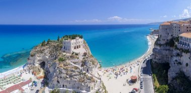 Tropea panoramik kıyı şeridi ve kale, Calabria havadan görünümü