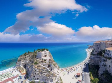 Tropea panoramik kıyı şeridi ve kale, Calabria havadan görünümü