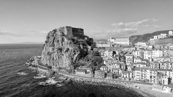 Luchtfoto van Scilla kust in Calabrië, Italië — Stockfoto