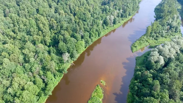 Hermoso río que cruza el paisaje de montaña, vista aérea —  Fotos de Stock