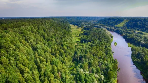 Hermoso río que cruza el paisaje de montaña, vista aérea —  Fotos de Stock