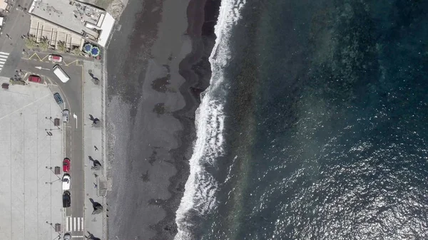 Vista aérea aérea de la hermosa playa volcánica —  Fotos de Stock