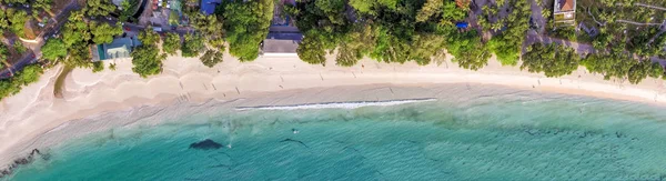 Aerea vista panoramica aerea di bella spiaggia tropicale con — Foto Stock