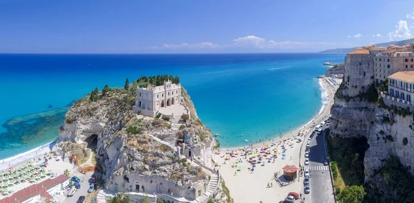 Tropea 全景海岸线和城堡, 卡拉布里亚鸟瞰图 — 图库照片