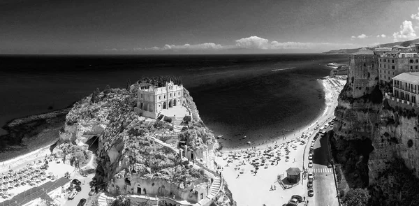 Tropea panoramiczne wybrzeża i zamek, widok z lotu ptaka Kalabria — Zdjęcie stockowe