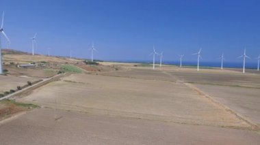 Endüstriyel yel değirmenleri açık kırsal havadan görünümü