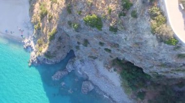 California kıyı kayalıklardan