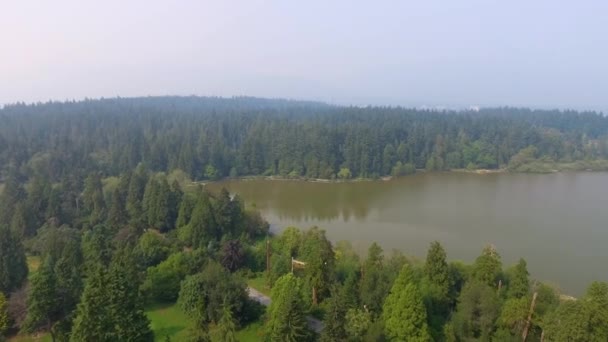 Vue aérienne de Vancouver avec parc Stanley et piscine municipale — Video
