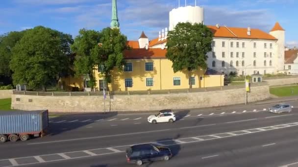 Vista Aérea Del Transporte Urbano Que Conduce Autopista Modren Riga — Vídeo de stock