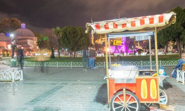 Istanbul - 25 Ekim 2014: Gıda kiosk Sultanahmet Meydanı'nda. T