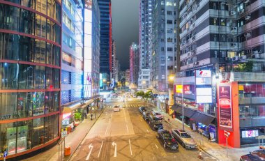 Hong Kong - Nisan 2014: Şehir gökdelenler ve trafik geceleri. H