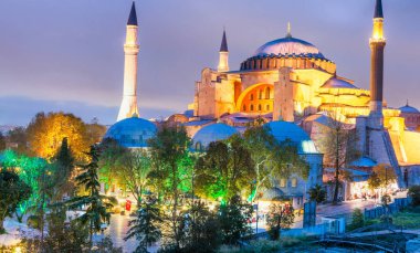 Istanbul - 25 Ekim 2014: Ayasofya'nın gece. Şehir att