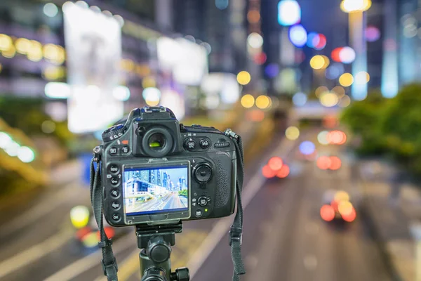 Fotografare il paesaggio urbano e il traffico di notte. Camera in per — Foto Stock