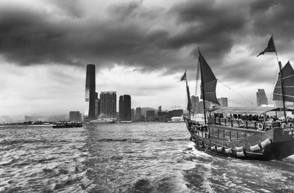 HONG KONG - MAY 12, 2014: Aqua Luna sail ship in the city port. — Stock Photo, Image