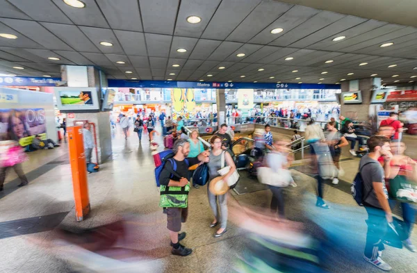ROME - JUNE 2014: Blurred view of people moving in Roma Termini — Stock Photo, Image