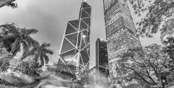 Hong kong - 12. Mai 2014: Wolkenkratzer aus dem Stadtpark am — Stockfoto