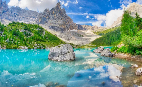 Lago Sorapiss nelle Alpi italiane, Europa — Foto Stock