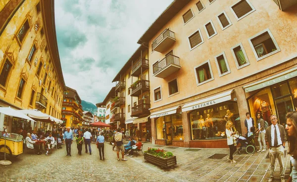 Cortina, italien - august 2013: stadtstraßen mit touristen. Cortin — Stockfoto