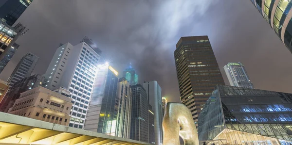 Vista noturna de arranha-céus de Hong Kong — Fotografia de Stock